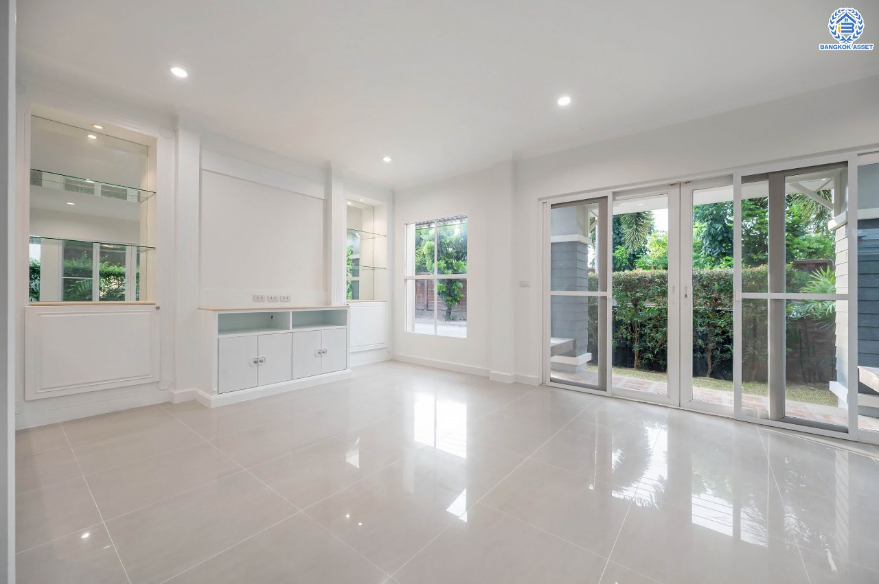 บ้านมือสองตกแต่งใหม่ โครงการ คาซ่าแกรนด์ รัตนาธิเบศร์-ราชพฤกษ์ บ้านเดี่ยวจากแบรนด์ Q.House เนื้อที่ 68 ตร.ว. ฟังก์ชัน 3 ห้องนอน 4 ห้องน้ำ 1 ห้องแม่บ้าน จอดรถได้ถึง 2 คัน พร้อม Facilities ครบครัน บนทำเลเดินทางสะดวก ติดถนนราชพฤกษ์ ใกล้เซ็นทรัลเวสต์เกต และรถไฟฟ้าสายสีม่วง "สถานีบางรักใหญ่"